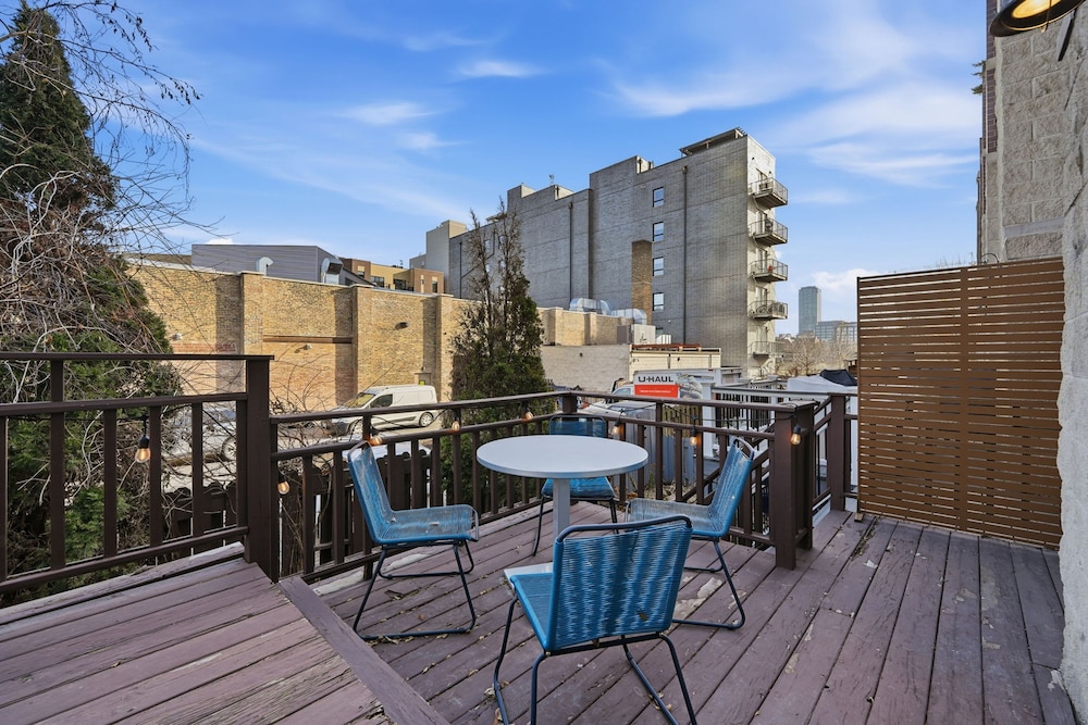 Modern 4-bedroom Townhouse in River West