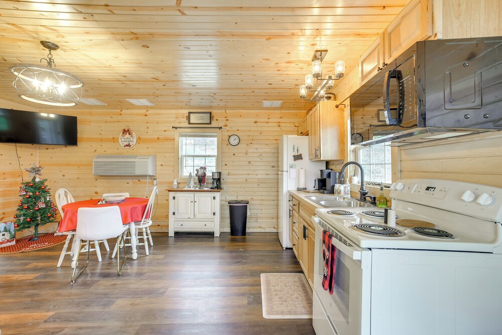 On 40 Acres: Charming Cabin in Zanesville!