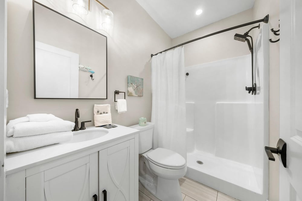 Beach House - 6th Street Retreat by PHG