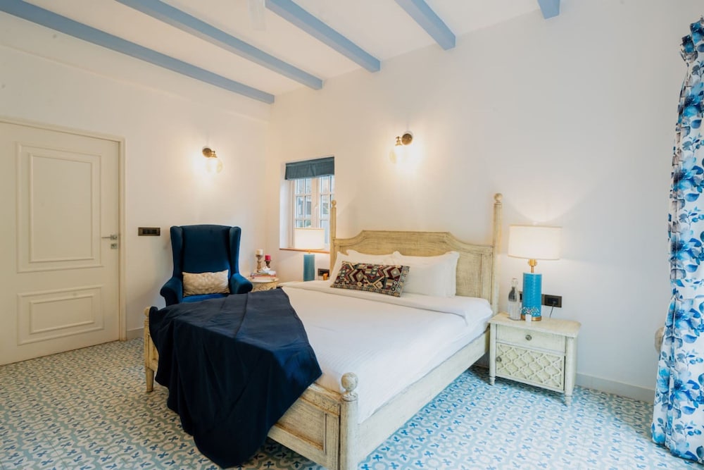 Villa Bauhinia - 5bhk With Pool 10 Mins to Beach