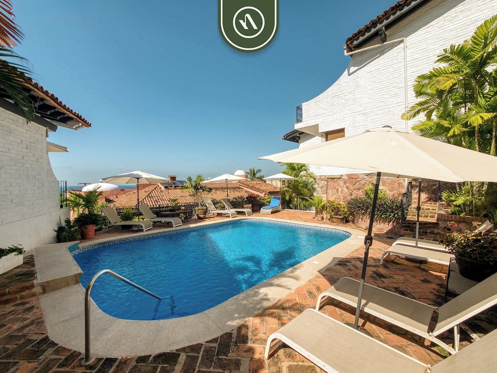 Oceanview 2 BR Unit- Steps Away From Beach - Pool
