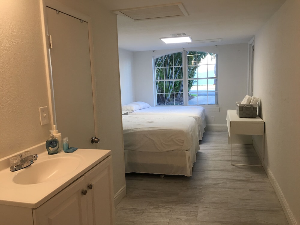 Cozy Marina Cottage view 4