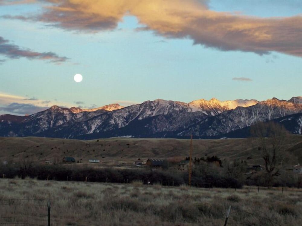 Emigrant Cabin on 10 Acres w/ BBQ & Peaceful Views