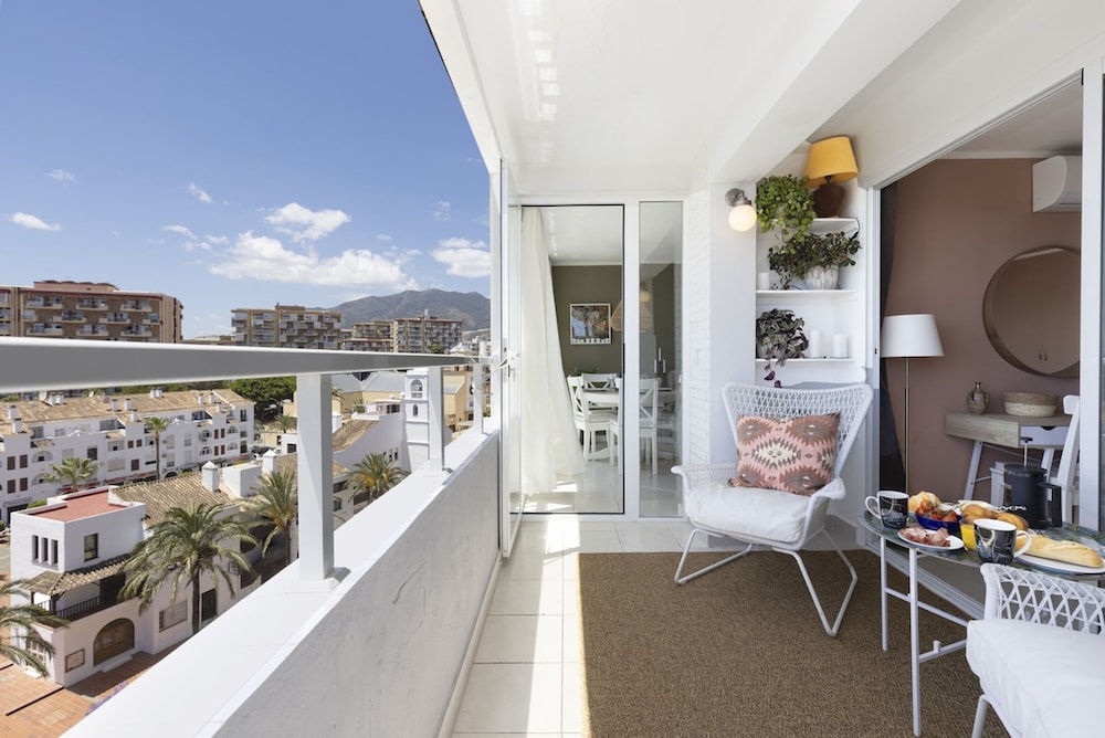 Central Apartment With Seaview Terrace and Pool