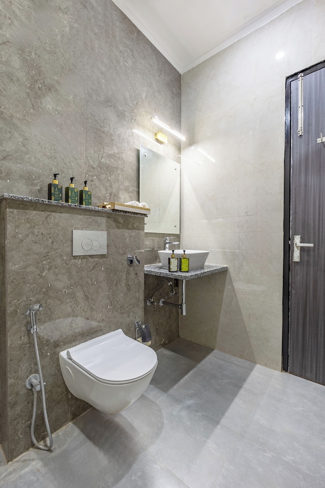 ELIVAAS 5 BHK With Pvt Pool - Zenora