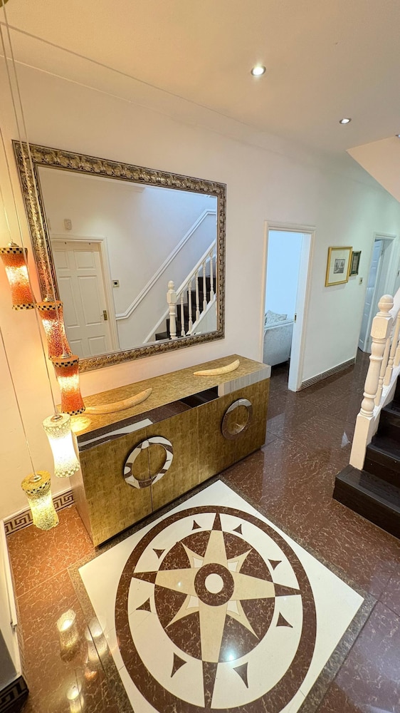 Luxurious West London Retreat With Hot Tubs & Easy Access to Central London