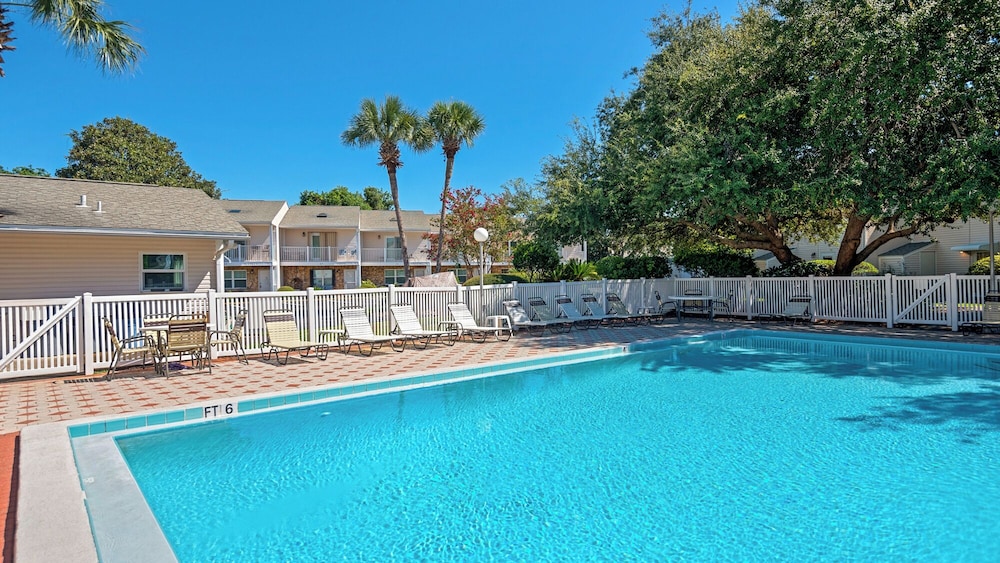 Beachside Retreat With Pools & Local Dining + Free Attraction Tickets!