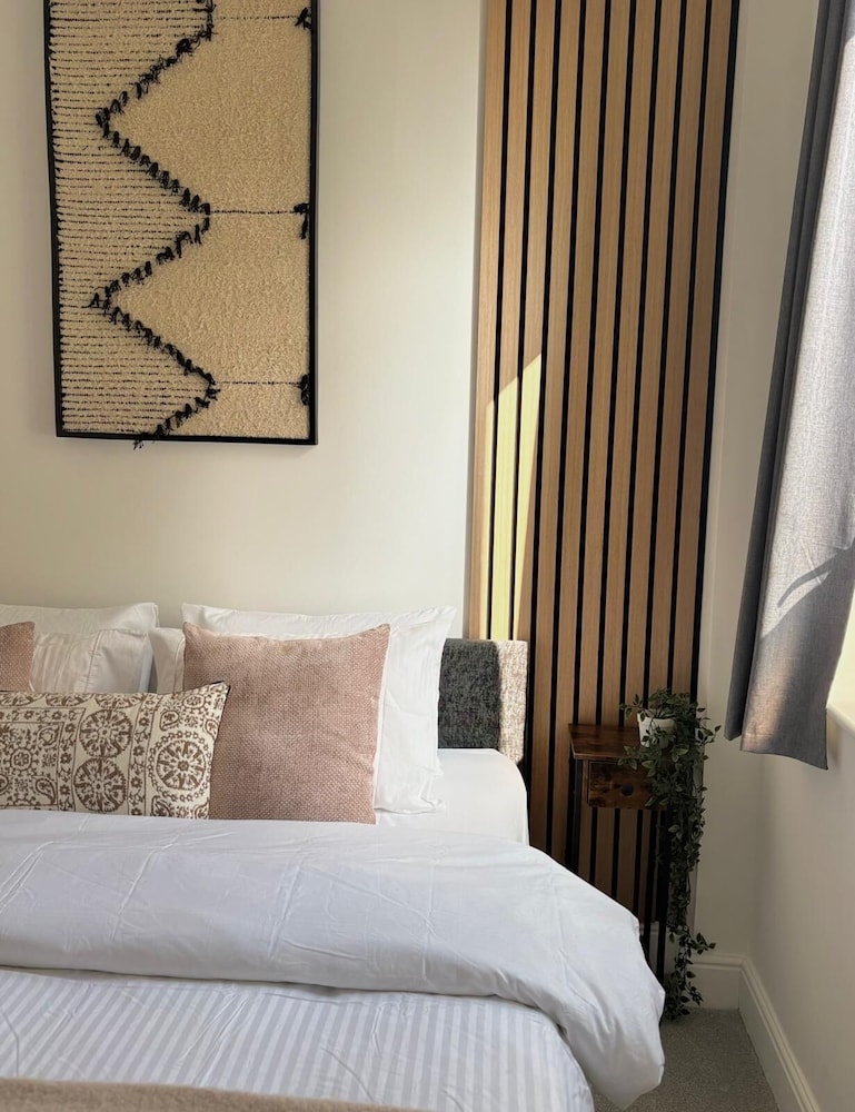 Beautiful 2 Bed Apartment on Beach by Urban Roost