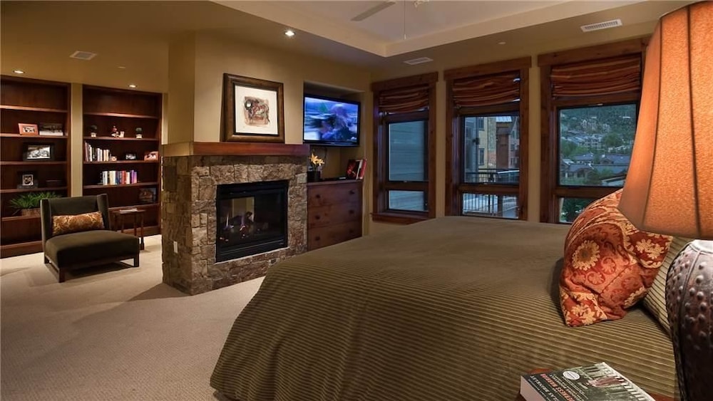 Sneak Peak 407 4 BedroomCondo By Moving Mountains view 5
