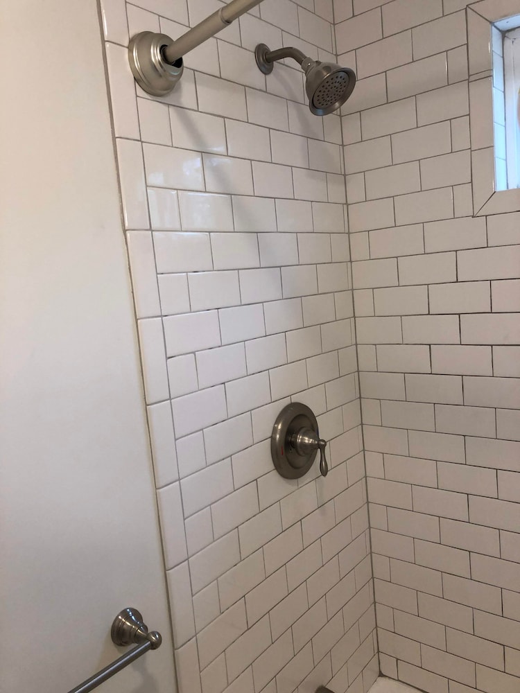 Renovated Cottage Minutes From Downtown