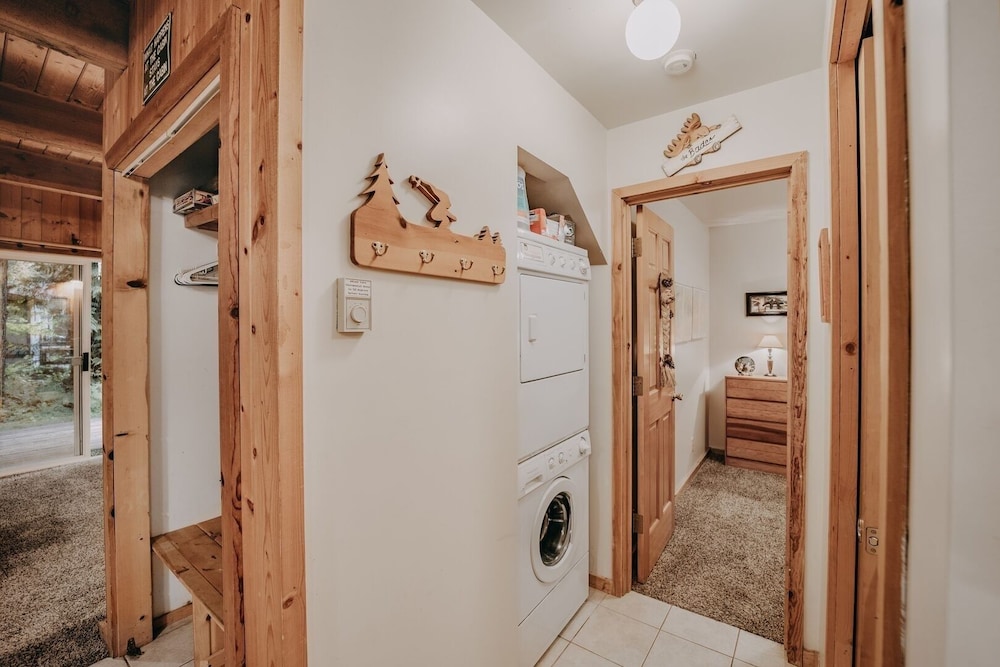 32mbr - Bbq - Pets Ok - Wood Stove - Sleeps 7 3 Bedroom Home by RedAwning