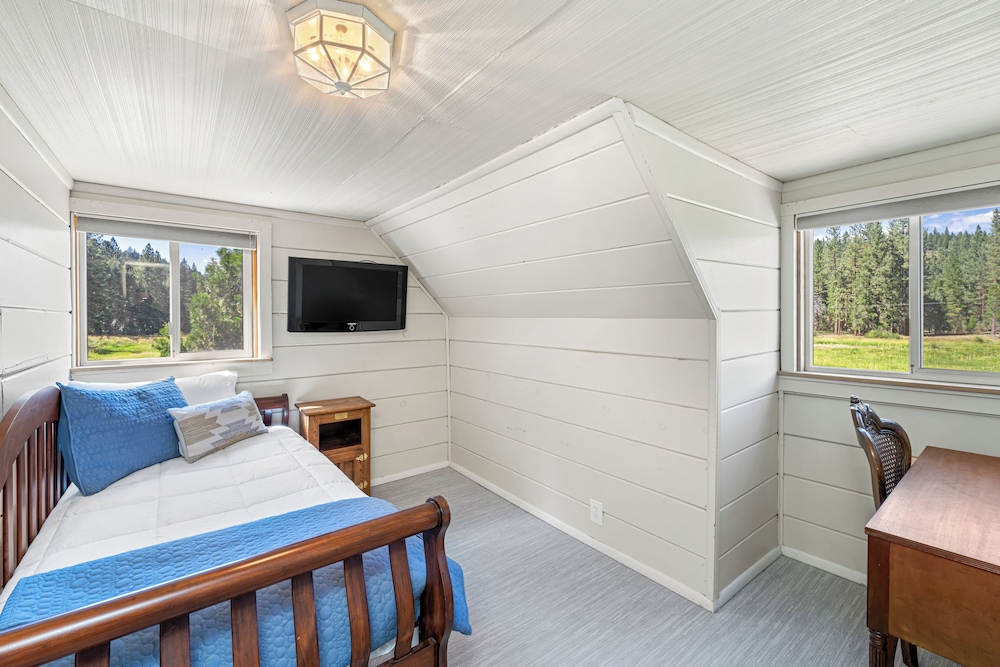 Gorgeous, Dog-friendly, Riverfront, 200-acre Ranch