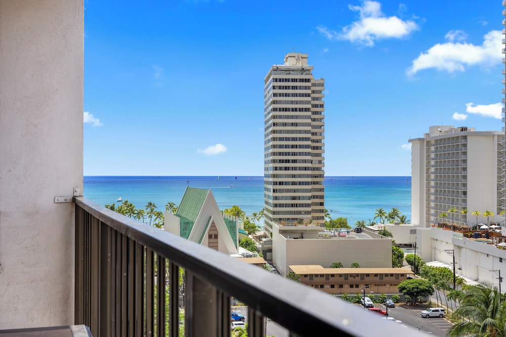 Waikiki Banyan 1BR