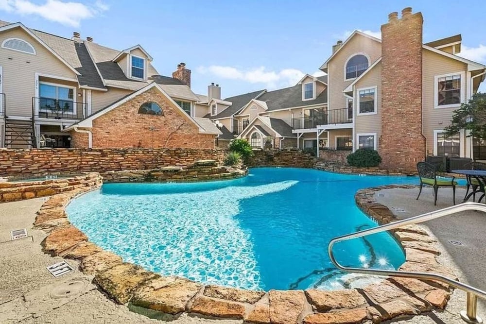 Upscale 1BR Condo in Med Center