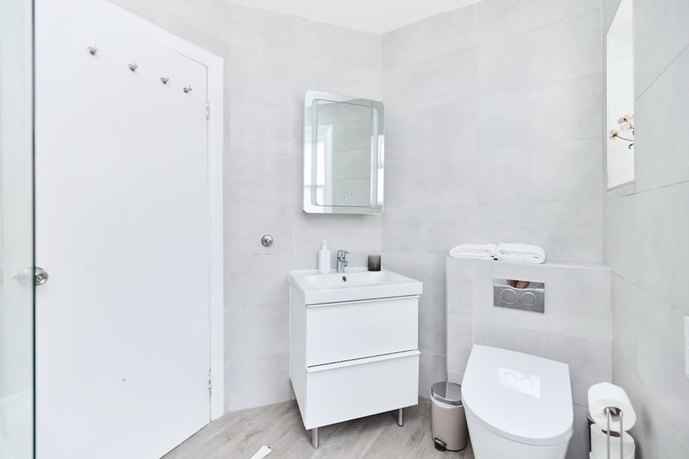 The Waterlow Park Wonder - Trendy 2bdr With Study Room and Patio