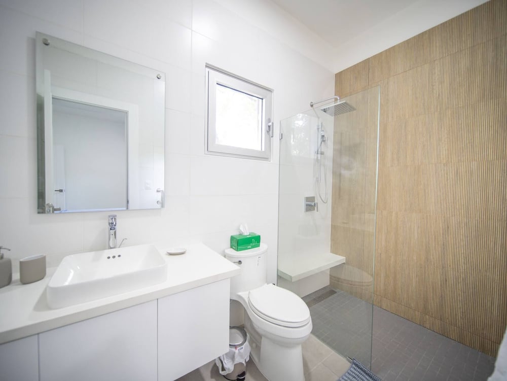 Caribbean Breeze - 2BR Apartment Close to Beach!