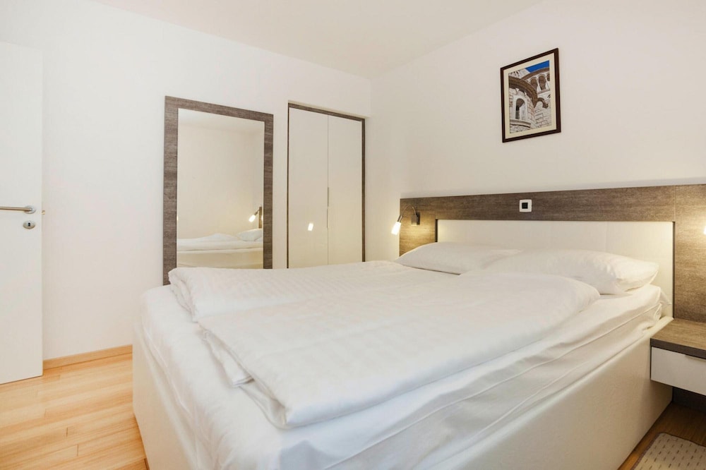 Apartments in Villas Punta Skala With Beachpool