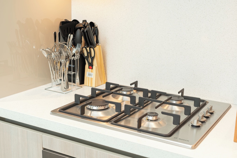 PVH - Stylish 1BR with Study - The Crest