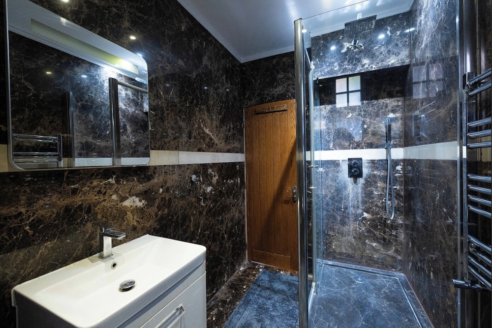 Chic London Apartment in Brown Hart Gardens