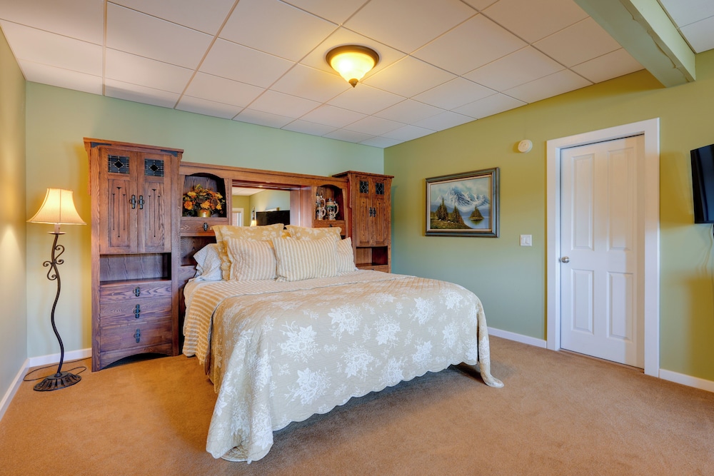 Lake Chatuge Apt w/ Boat Dock in Hayesville!