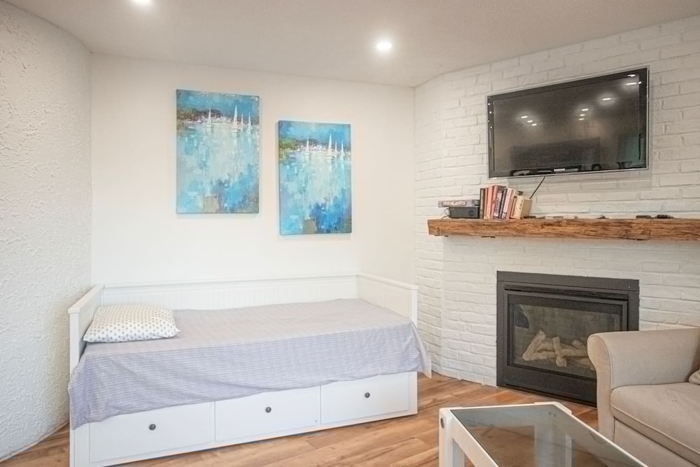 Lakeside 4BR Cottage in Bailieboro w BBQ Grill