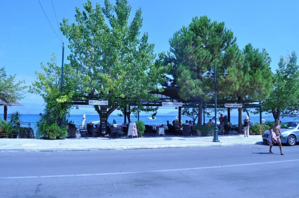 Okeania Seafront Rooms in Kamena Vourla