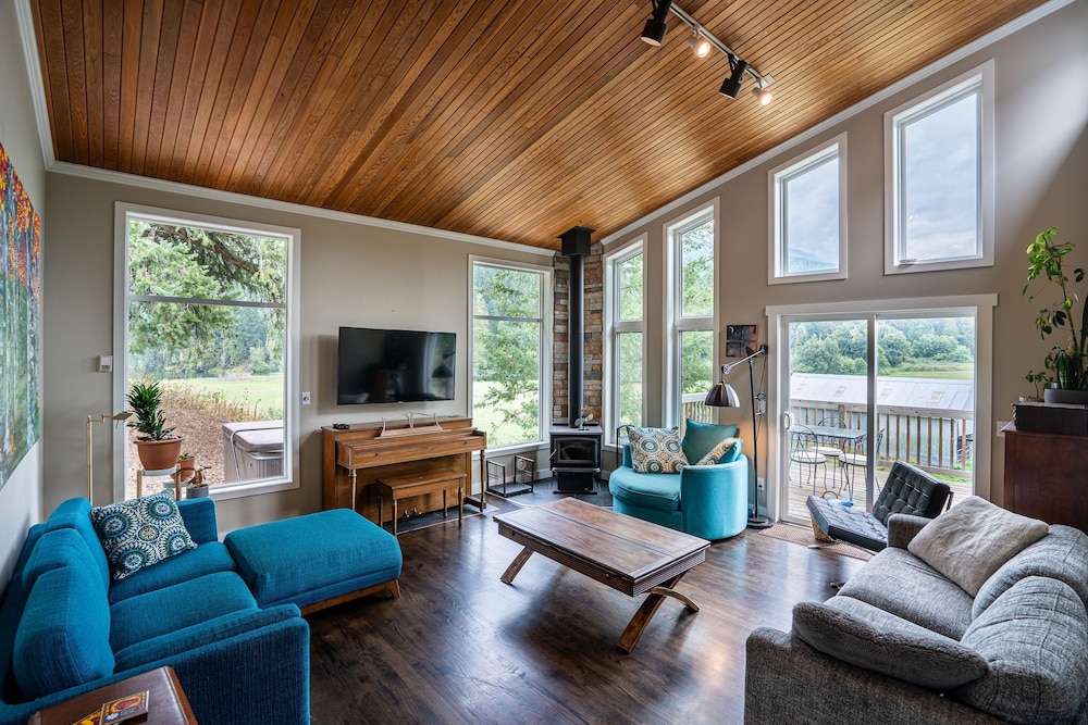 Revelstoke Lakehouse by Revelstoke Vacations
