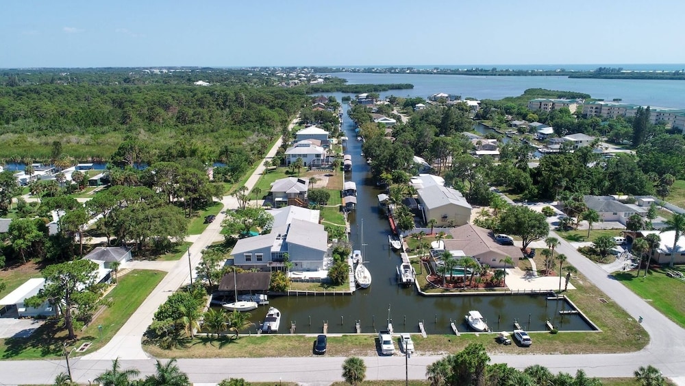 Lemon Bay Waterfront Condo W Patio, 5 Miles To Gulf Beaches 2 Bedroom Condo
