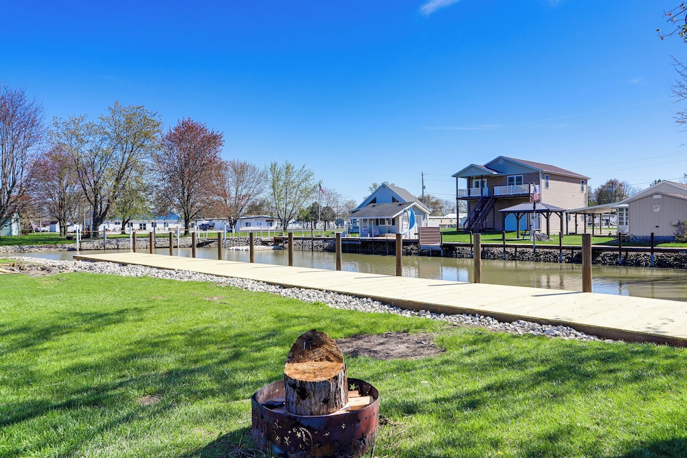 Waterfront Port Clinton Cottage w/ Fire Pit!