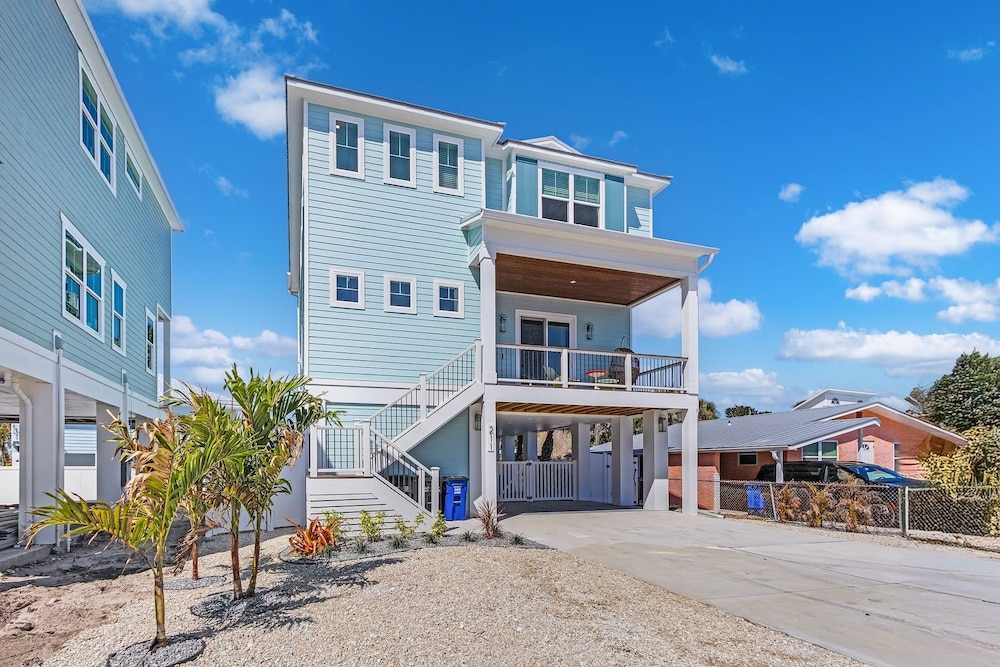 211 Blue Palm: Spacious 5-Bedroom Pool Home, Steps from Beach! 5 Home