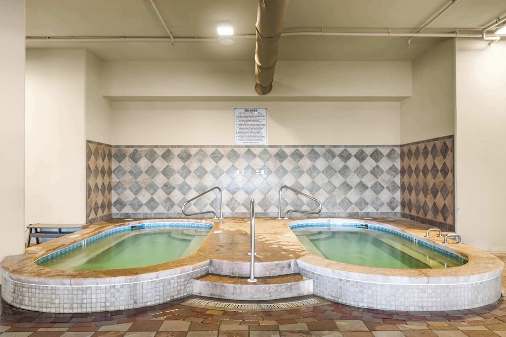 Beachfront 3-bedroom Condo on 15th Floor Balcony, Lazy River, Jacuzzis