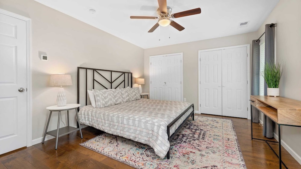 10 Townhomes, Sleeps 89 6 Mins to DT Asheville Sycamore Cove by Avantstay