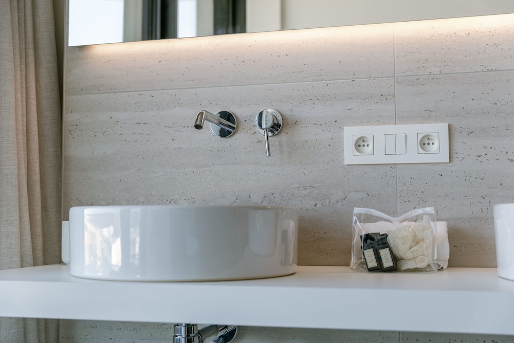 Huswell - Minimalist Coastal Luxury Panoramic View