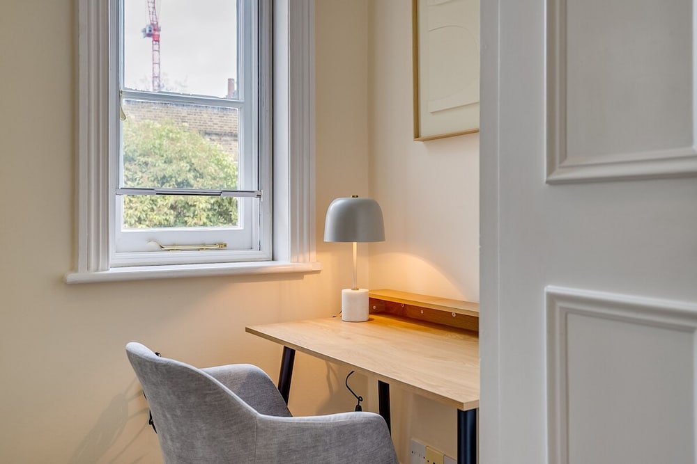 Belgravia - Charming Spacious 4 Bed Home for 9