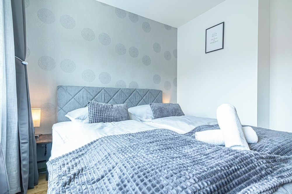 9 Min Metro City Center 1BR 1LR Apt