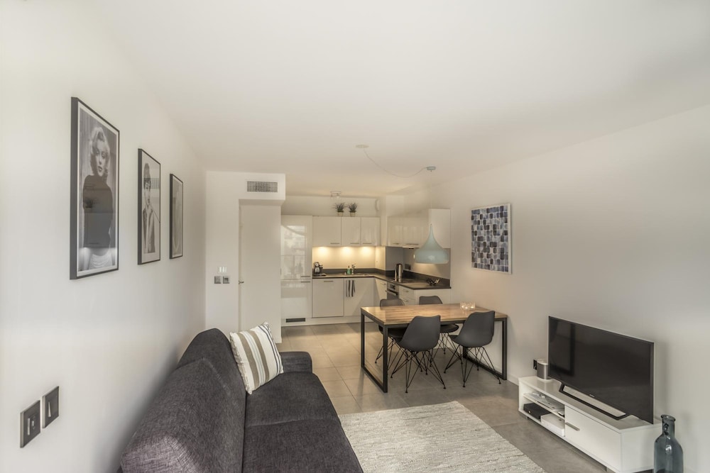 Modern 1 Bed Apartment in Prestigous Area of Cannes a Short Walk to the Croisette and the Palais - 1903