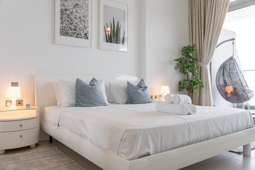 Peaceful and Airy 1-bedroom Apartment With the Palm Beach View