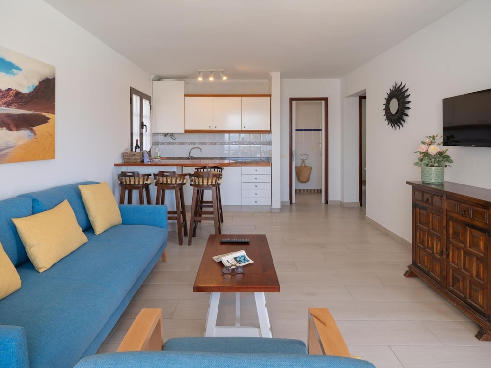 Apt 28 Famara