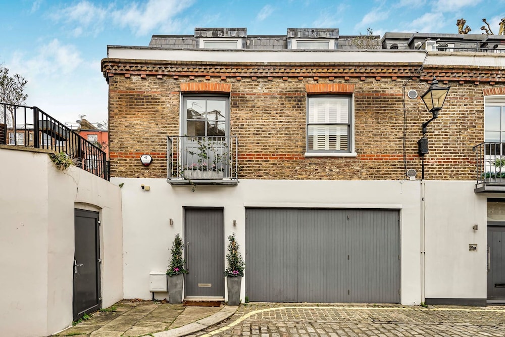 London Mews Home w Glass Atrium Terrace