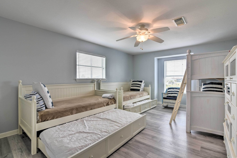 Oceanfront Galveston Home - Walk to Beach! view 2