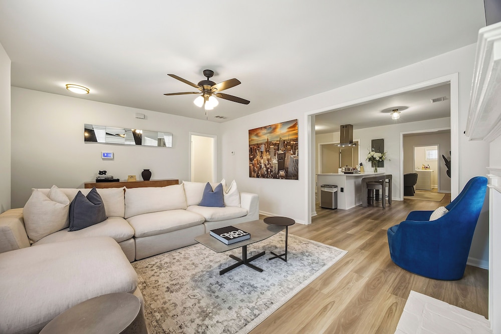 Modern Newly Renovated 3-bedroom in Historic West End