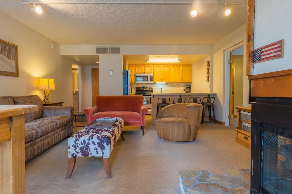 Comfortable Cozy Condo - Short Walk to American Eagle Lift - SH402 by RedAwning