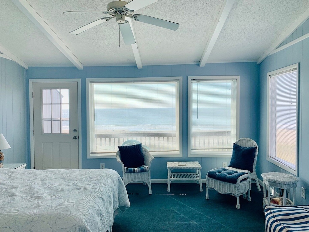 Westside- 3 Bedroom Home by RedAwning