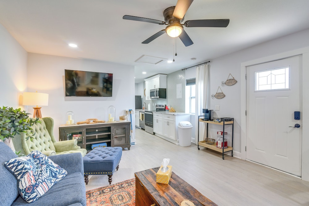 1 Mi to Pleasure Pier: Walkable Home in Galveston