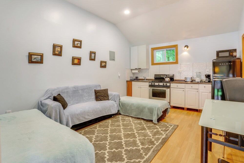 6 Mi to Bethel Woods: Cabin w/ Pool Access