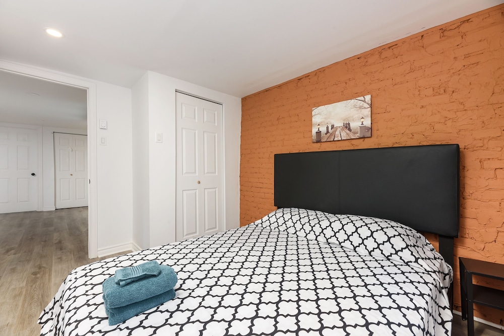 3 Bedroom Loft in Downtown Free parking - Image 2