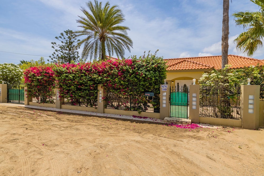 Cozy Central 4br3ba Home w Pvt Pool Largegarden
