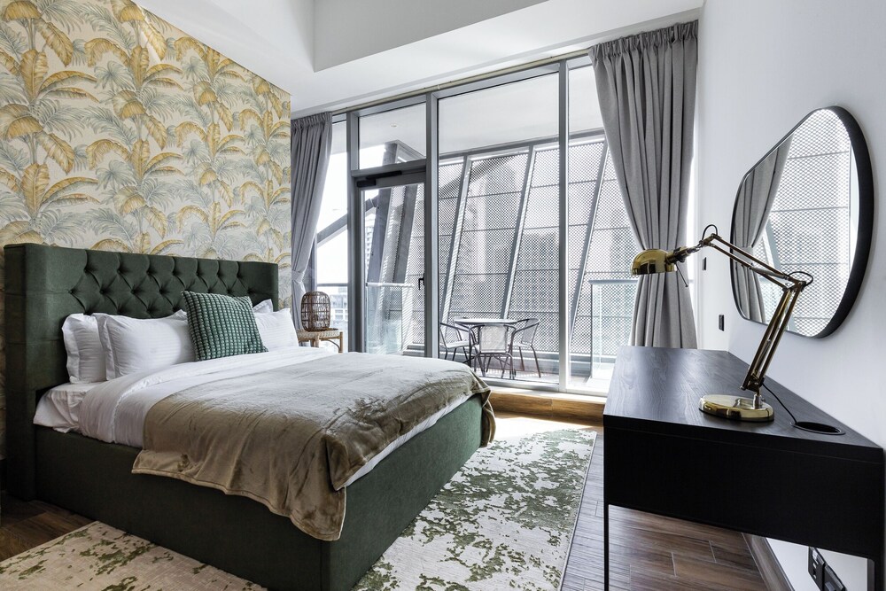 SIMPLY COMFORT Urban Chic Suites in J One Tower City & Canal Views