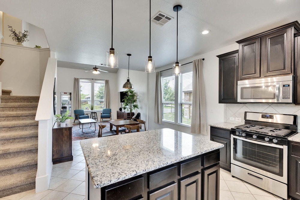 Luxury 4BR 2 5BA Home EV Charger Pool Access