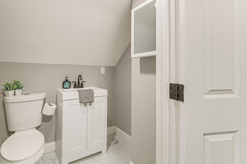 4 Mi to Universities: Quaint Parkville Apartment!